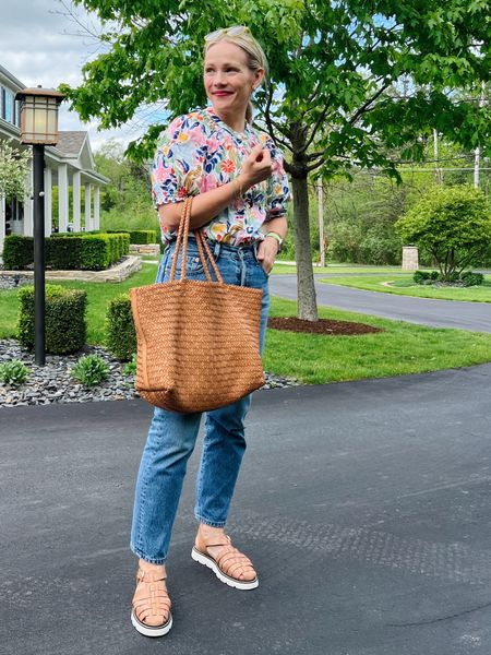 Spring/Summer everyday casual outfit - fisherman sandals, Levi’s denim, Boden floral top (linked newer colors) madewell tote, Krewe sunglasses, merit lipstick

See more everyday casual outfits on CLAIRELATELY.com 