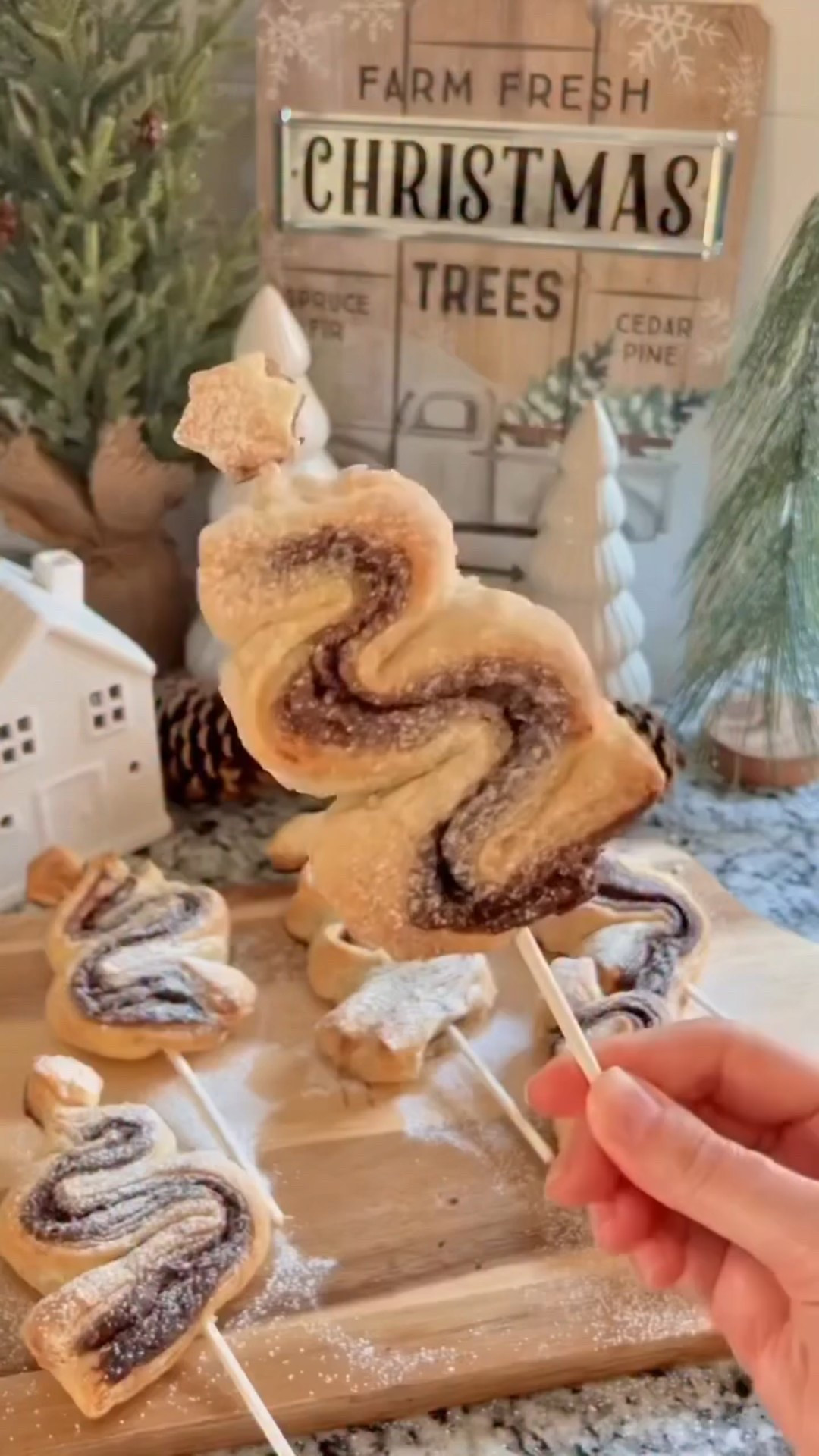 🎄Hagamos un Arbol de Navidad de Hojaldre🎄que les encantará a todos súper fácil solo necesitas 3 ingredientes:
1. Dos láminas de hojaldre (Puff Pastry) de @pepperidgefarm 
2. @nutella 
3. Azúcar en Polvo (Powder Sugar)
Sigue los pasos del video, utiliza unos pinchos de madera para mantener la forma del arbolito mientras se hornea. Ponlo al horno a 400 grados
Fahrenheit por 15-20 minutos hasta que esté dorado y crujiente 😋

Comparte este video con esa persona que conoces que ama el chocolate!!!

DIY Puff pastry Christmas tree 
#puffpastry #puffpastryrecipes #christmasrecipes #christmastreats #christmasbaking #postresnavideños #recetasnavideñas #holidayrecipes #holidaybaking #christmas2025 #navidad2025 #latinamom #latinaenusa #momlife