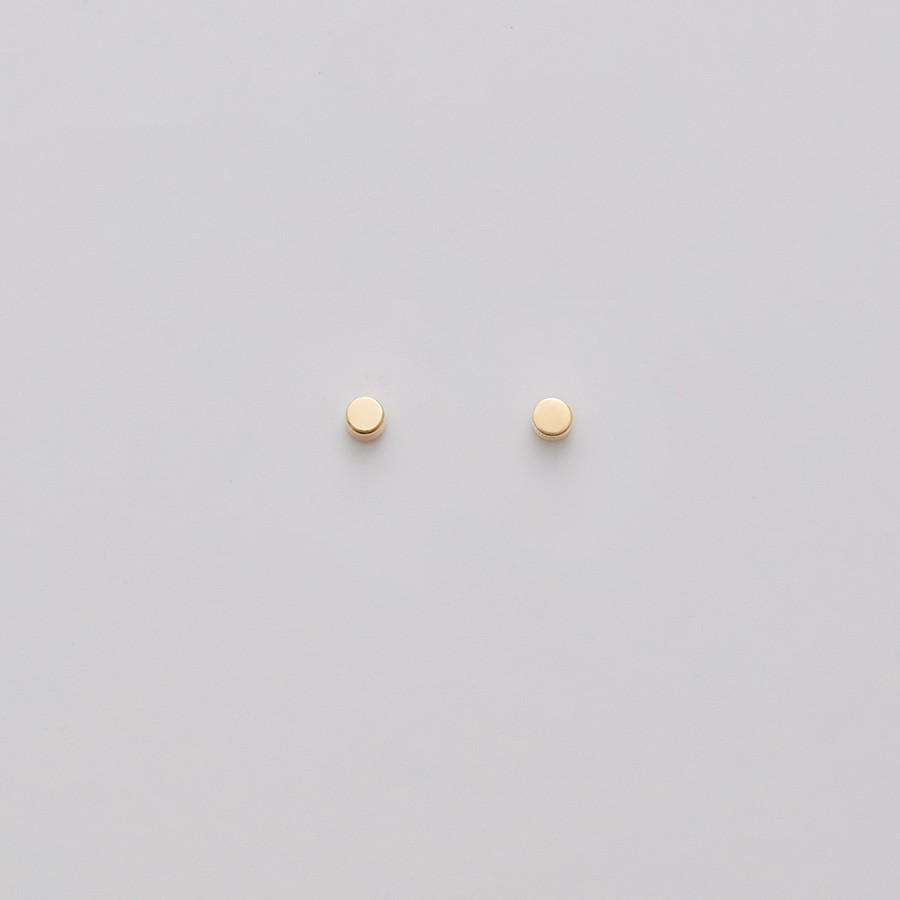 Circle Stud Earrings | Cuyana