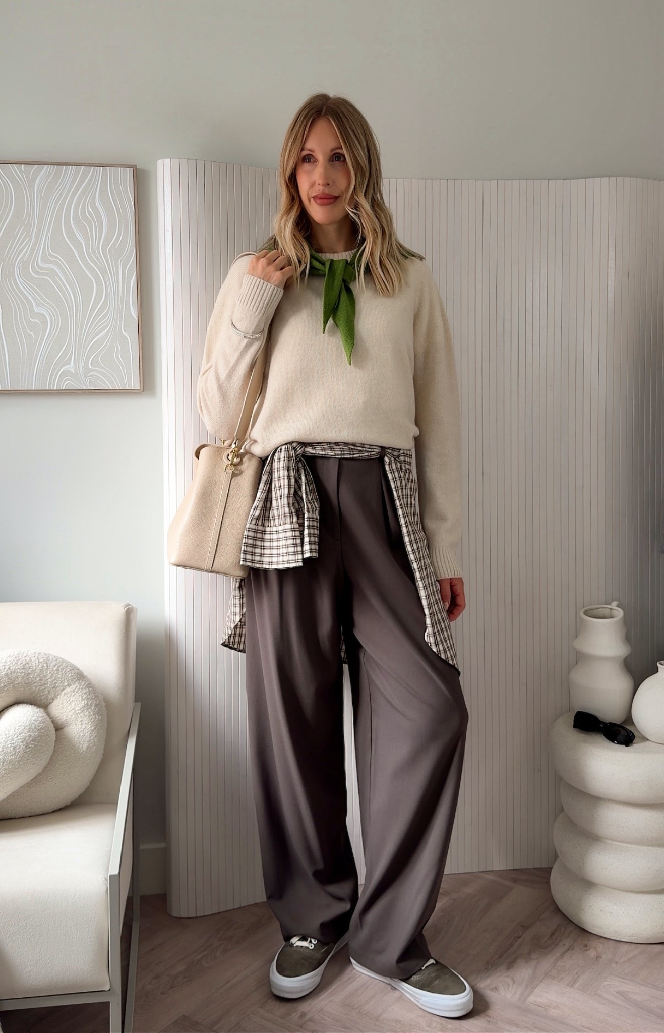 Autumn outfit 🍂 

Barrel leg trousers Marks & Spencer 
Checked plaid shirt H&M
Cashmere crew neck knitted jumper
Green neck square triangle scarf Albaray
Cream bucket bag ELLEME
Suede trainers Vans 


#LTKautumn #LTKuk #LTKFashionMonth