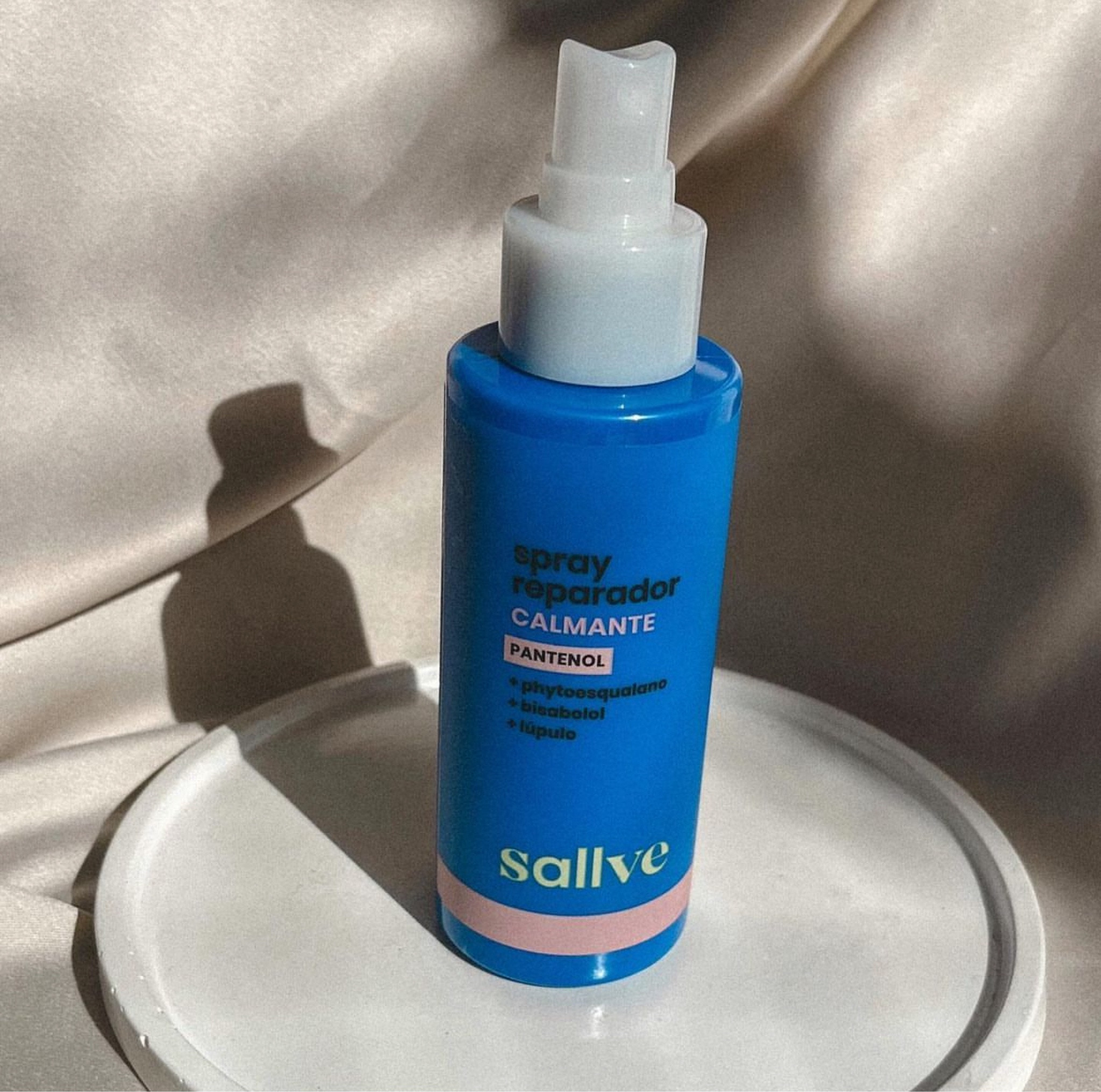 Pensa em um produtinho prático!
Esse é o Spray Reparador Calmante da Sallve, um spray com pantenol e bisabolol, que hidrata e acalma a pele. Ele pode ser usado no rosto e corpo, quando a pele está irritada, após depilação, pós sol, etc.
Eu curto muito usar ele quando sinto que as mãos e cutículas estão ressecadas. Quando começo a sentir as mãos ásperas e cutículas esbranquiçadas, dou uma espirradinha e massageio, a pele fica hidratada e não fica pegajoso.
Também curto muito usar nos pés, quando sinto que a pele está áspera e eu não quero ficar com os pés melecados de creme!

#LTKbeauty #LTKbrasil