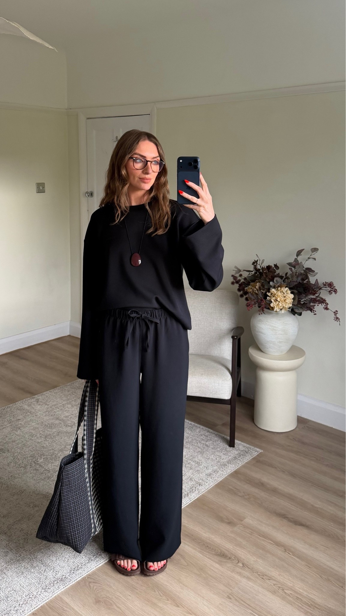 Comfy, casual outfit of the day
LOVALL long sleeve top, comes as co-ord
I’m wearing an 8, use EXTRA10EMILY for an extra 10% off 

Small reg in the Aritzia The Lodge Pant™ - Crepette™
Black
I’m 5ft 6

Birkenstock Eva arizona sandals in brown 

M&S tote bag 

ASOS pendant necklace


Everyday outfit, travel outfit inspiration, all black outfit 
EXTRA10EMILY for an extra 10% at Lovall