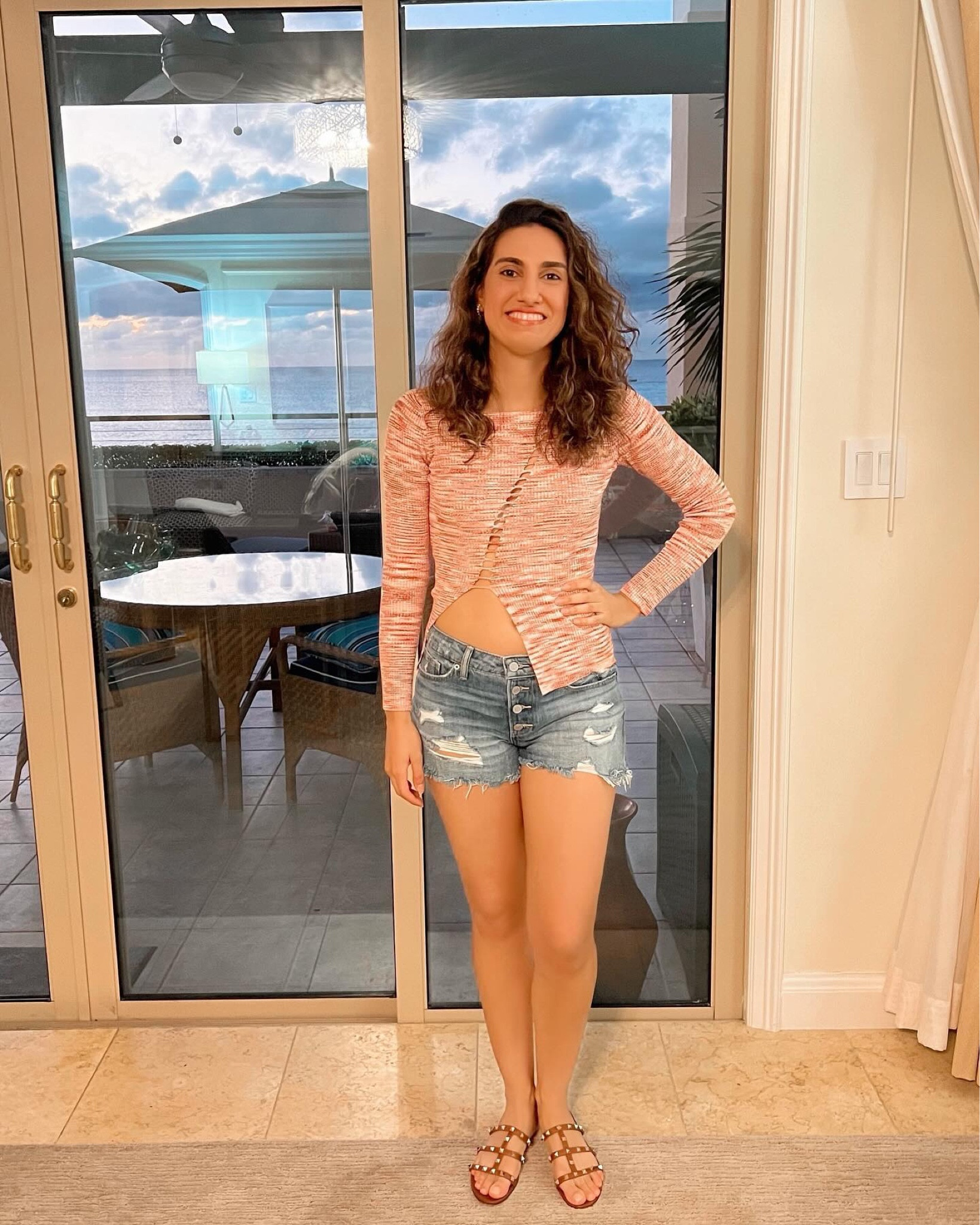 Chillin’ in that golden hour glow, when everything looks a little more magical and life feels just right. Catch me soaking up these sunset vibes and loving every second of it! 🌅✨