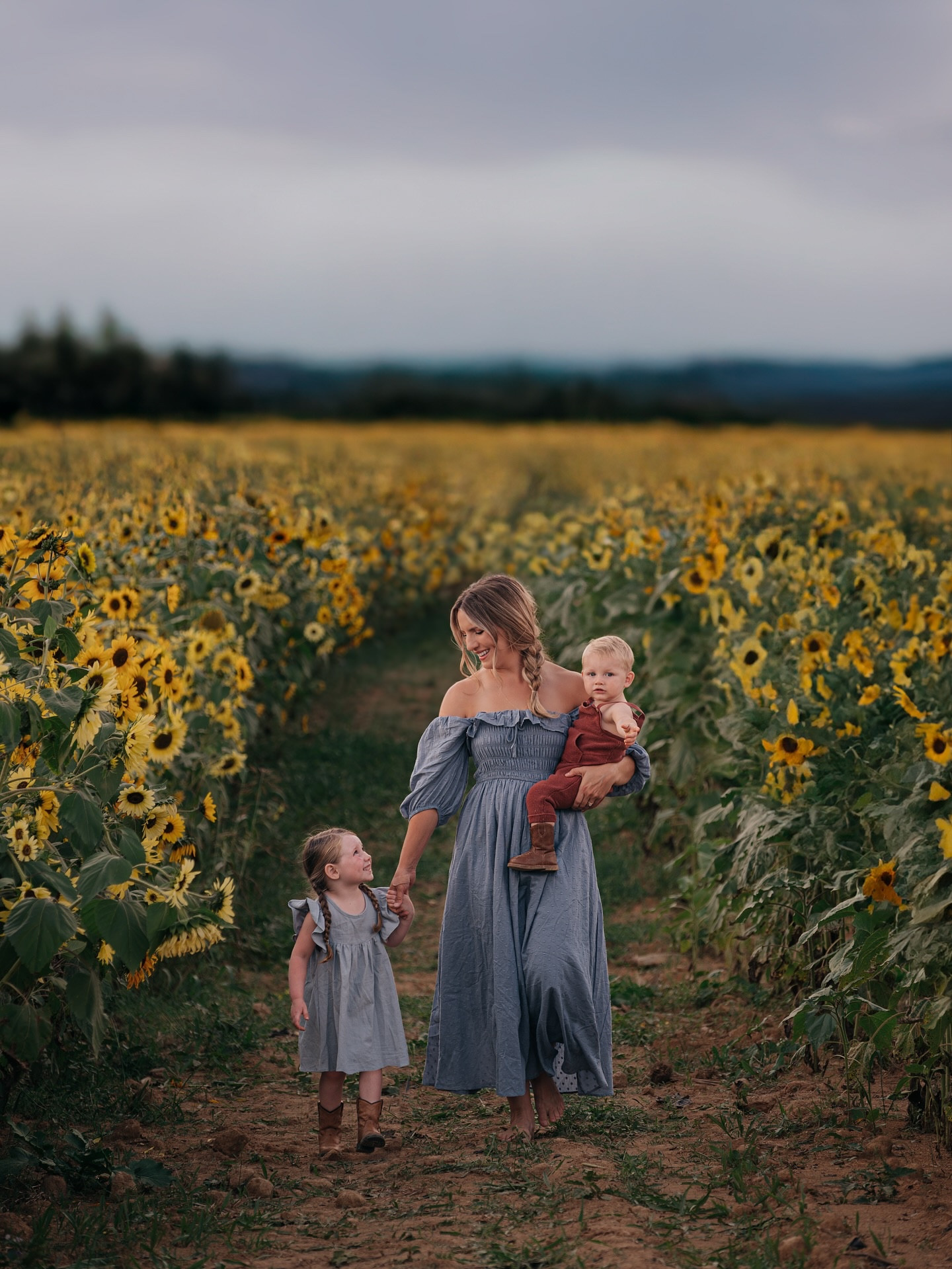 A new kind of golden hour🌻 sunflower field family photo outfits 

#sunflowerfield #nikoncreators #sunflowerphotography

#LTKKids #LTKFamily