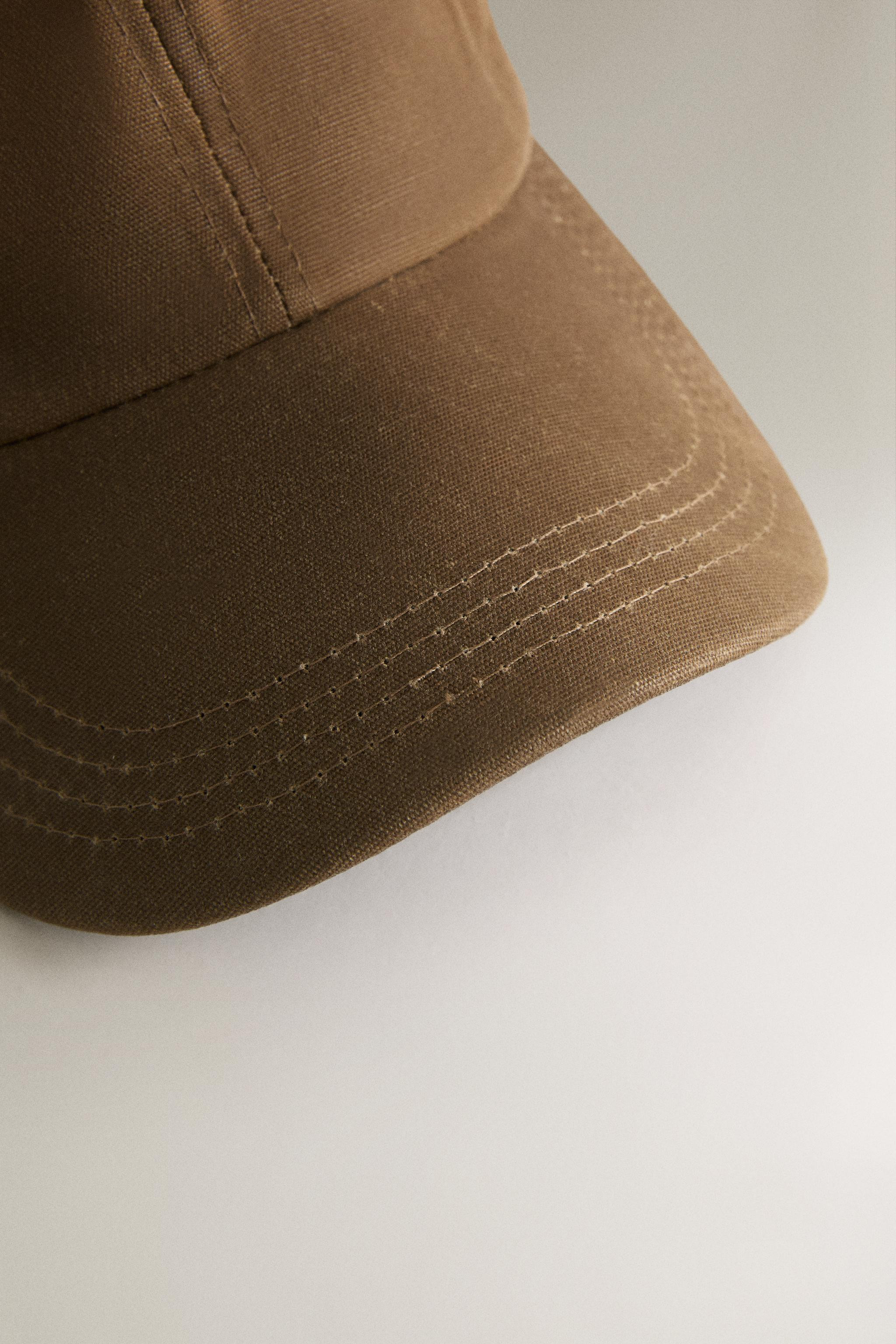 Cap crafted from waxed cotton. Solid color design. | Zara US