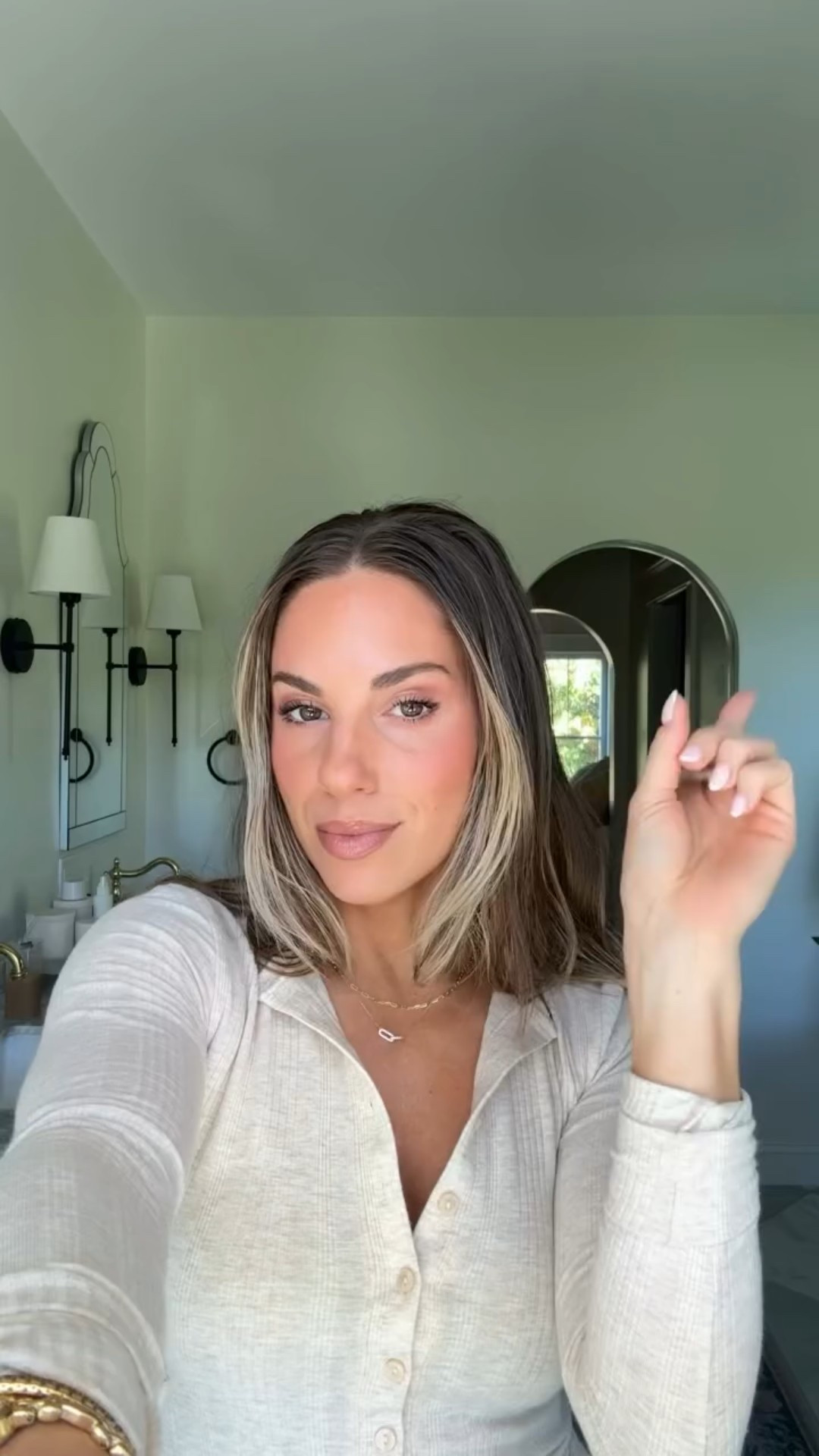 Easy peezy, but strategic👌🏼the perfect quick updo for all the parties you’ll be going to the next few days! 😘

#updo #effortlessponytail #ponytailhack #holidayhair #partyhair #dinnerparty #christmasparty #christmaseve



#LTKBeauty #LTKHoliday #LTKgrwm