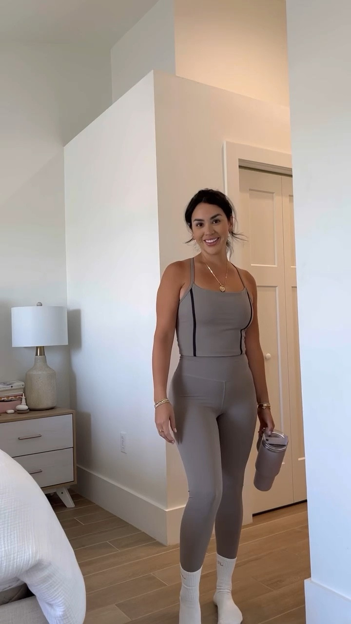 Abercrombie active haul! 
Wearing small in bottoms and medium on top 


Abercrombie active, tank top, leggings, athleisure, a&f, workout clothes 