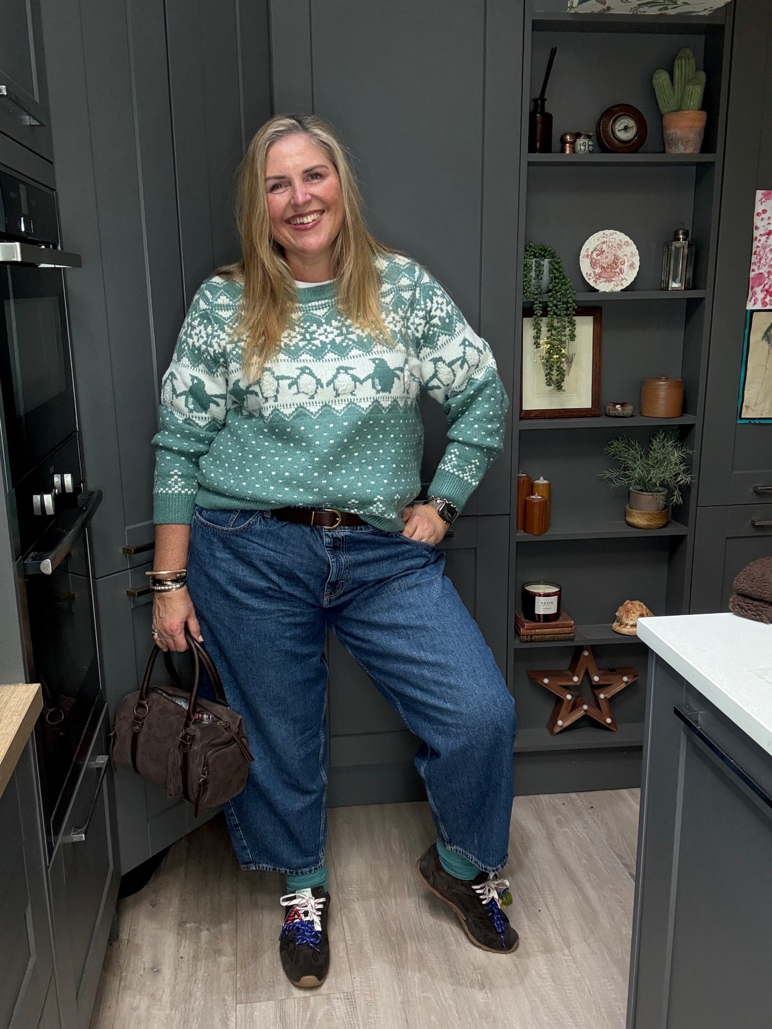 Christmas jumper, cropped jeans. Brown suede trainers, brown suede bag, belt, white tshirt 

#LTKplussize #LTKjeans #LTKwinter