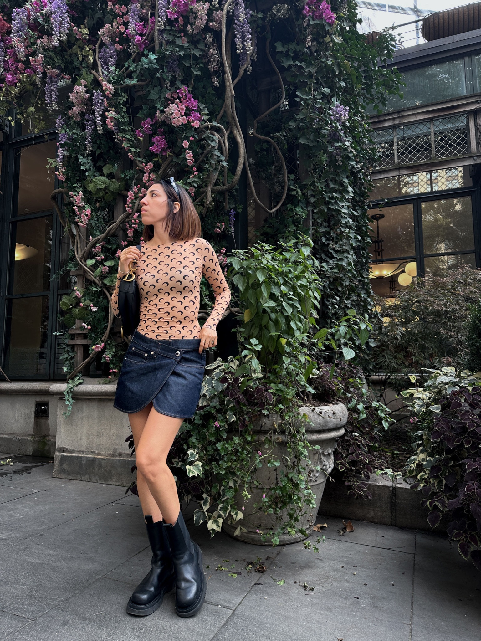 Casual fall outfit vibes 🖤

Outfit details: mini skirt + print long-sleeve T-shirt + boots + shoulder bag✨

#LTKU #LTKshoecrush #LTKSeasonal