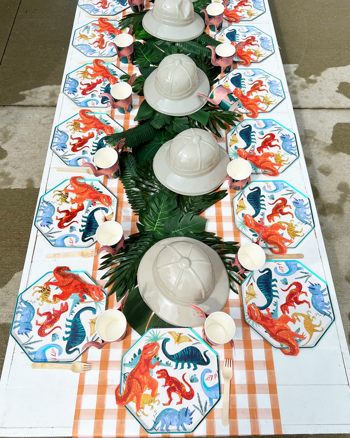 Doughnuts and dinosaurs #dinoparty #dinosaurparty #kidsbirthday #birthdayddcor

#LTKparties #LTKkids #LTKVideo