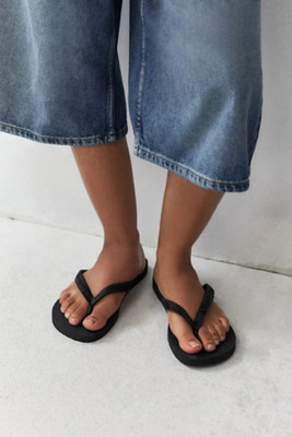 Havaianas Black Top Flip Flops | Urban Outfitters (EU)