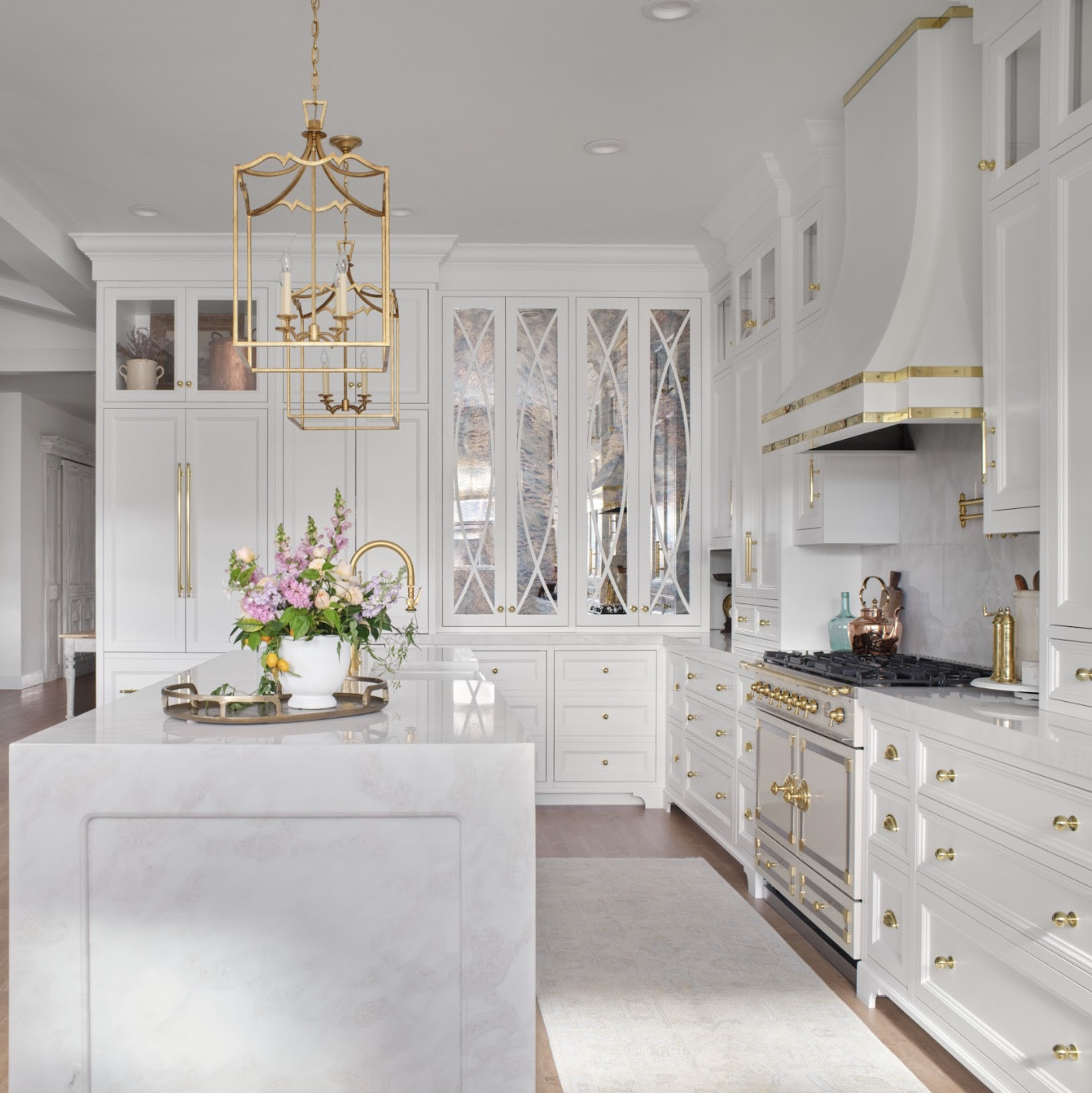 Indulge in the epitome of culinary refinement within our exquisitely designed kitchen – the paragon of elegance and sophistication. Here, each culinary endeavor transcends mere cooking; it becomes an art form. Welcome to a sanctuary where every culinary creation is imbued with grace and charm, where gatherings flourish, and memories are delicately woven into the fabric of exquisite taste. #ElegantEpicurean #Culinaryart #jkehomereset
#AmberGambleDesigns
#JKEHome
#InteriorDesign
#IdahoDesigner
#kitchebremodel