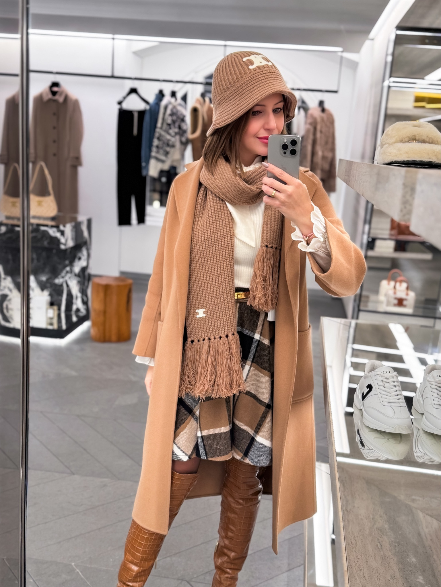 Camel Colors 🤎


*Anzeige*
Diese Farb-Kombi liebe ich einfach 🤎 🐪 und an Mütze, Hut und Schal kommt man dieser Tage nicht vorbei. Ausnahmsweise ein Selfie, weil mein Mann zum Fotografieren nicht dabei war 🙈 Happy Sunday! 





#highboots #overkneeboots #chicwish #beige #camelcolors #winterstyle #miniskirt #hermesbelt #celine #celinescarf #celinehat  


#LTKdeutschland #LTKwinter #LTKeurope