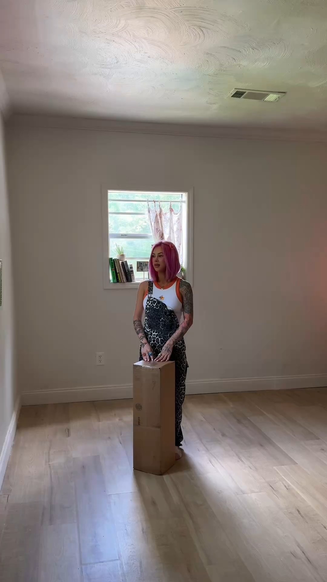 wallpaper in the guest bedroom 🥰
HIGHLY recommend the peel and stick 🙌🏻