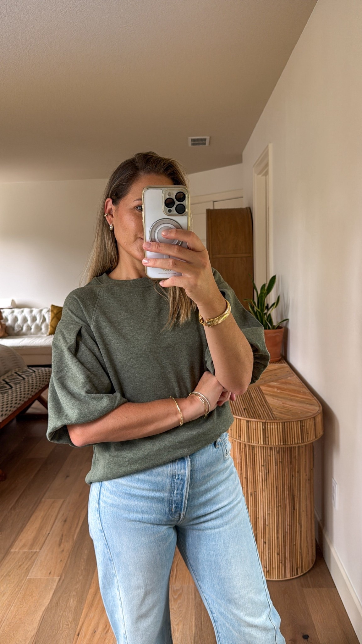 Casual Denim Outfit

Barrel Jeans styled with a puff-sleeve sweatshirt tee! Love the surprise element of the puff sleeves, it’s still casual but just elevates the outfit to another levell

#LTKStyleTip #LTKOver40 #LTKxMadewell
