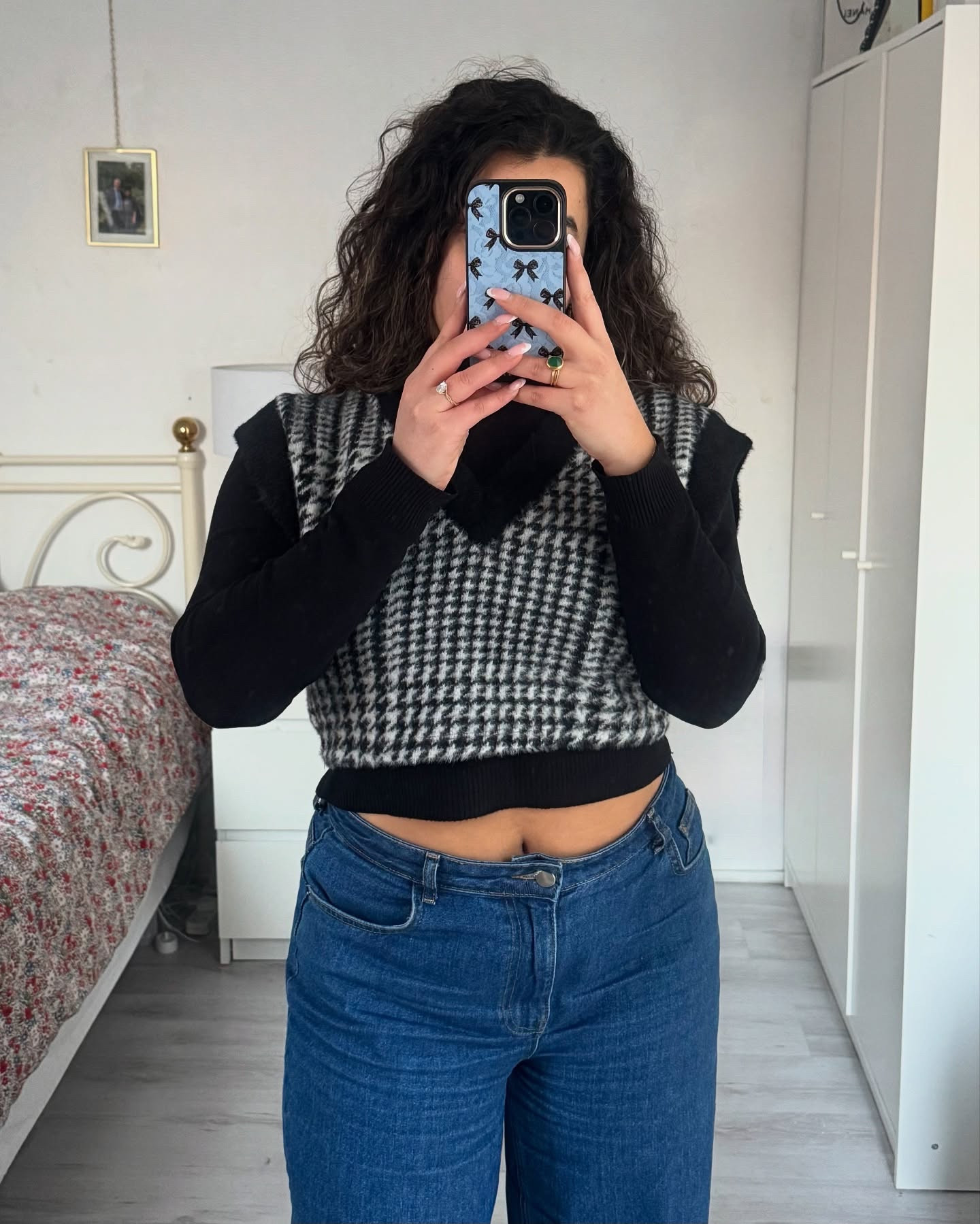 are you a 🎀 girly or a 🌹 girly? | @burgaofficial ad

burga currently has a sale of 25% off for black friday & with my code “JESSICAEX5” you’ll get an extra 5% off bringing the total to 30% off your purchase!! 🤭💌 this is a limited time offer and the code will only be applied to the first 10 shoppers so be quick besties!!!
.
.
#burga #burgaofficial #burgacases #girlygirl #pinterestgirly #pinterestaesthetics #coquettevibes #girlyvibes #casualootd #winteroutfits