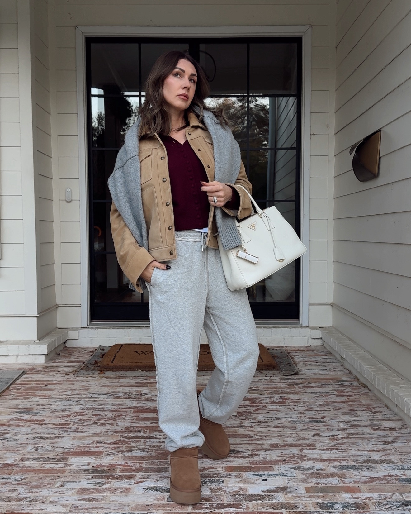 Super casual look of the day.
It was a hair day and it was very cold outside wanted to be warm and comfortable.
Sweatpants with a sweater layered with a suede jackets make a perfect relaxed yet chic look.
#thanksgivingcasual#casualottd#ottd#sweatpants#suedejacket#uggs#styledbytatiana


#LTKootd #LTKmomlife #LTKOver40