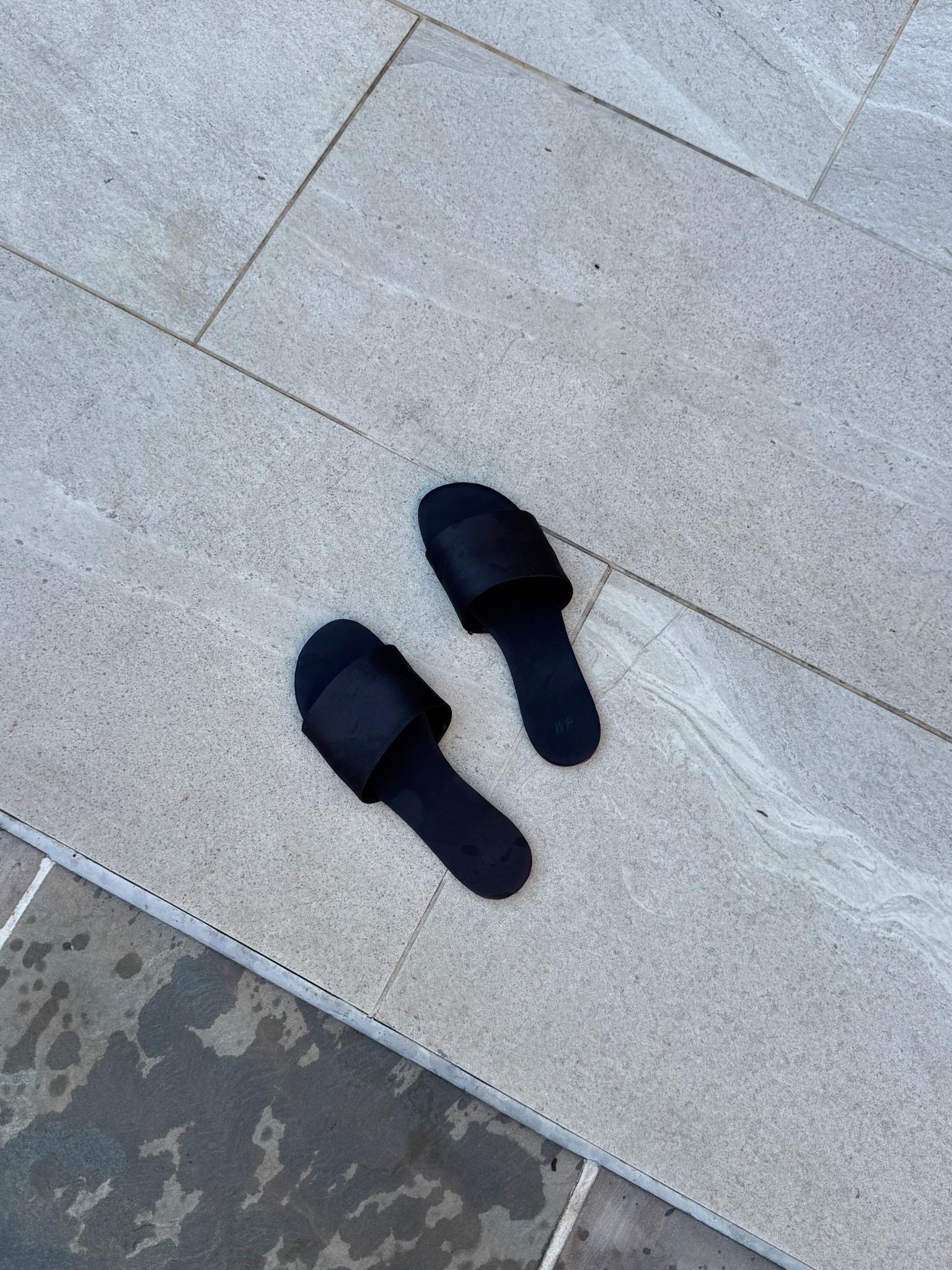 Sandals with rounded toes and a wide foot strap.

Article number: 1270638001

#LTKFindsUnder100 #LTKOver40