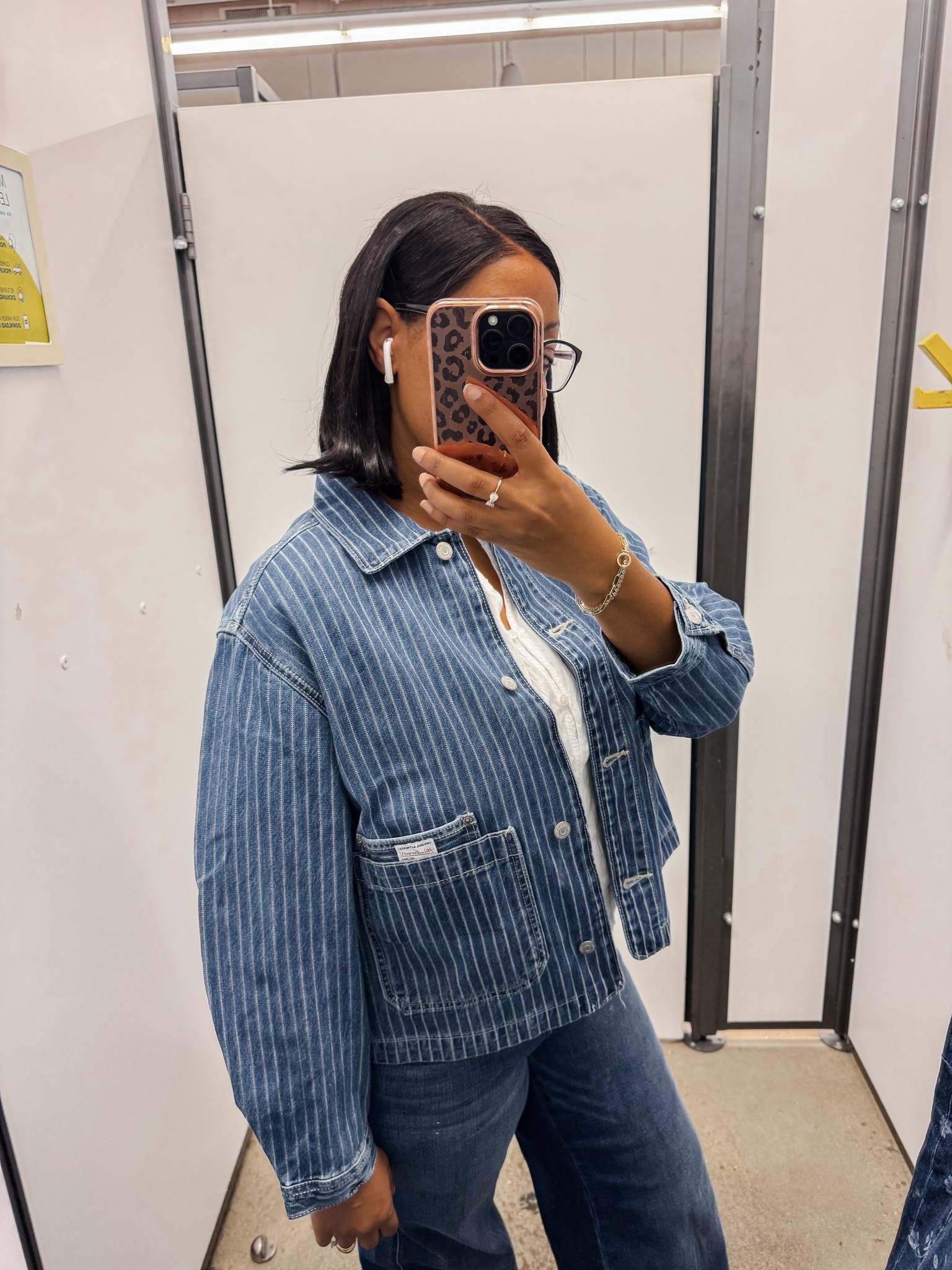Cropped chore jacket
Fits tts
Doesn’t have traditional pockets 

#LTKootd #LTKMidsize #LTKSeasonal