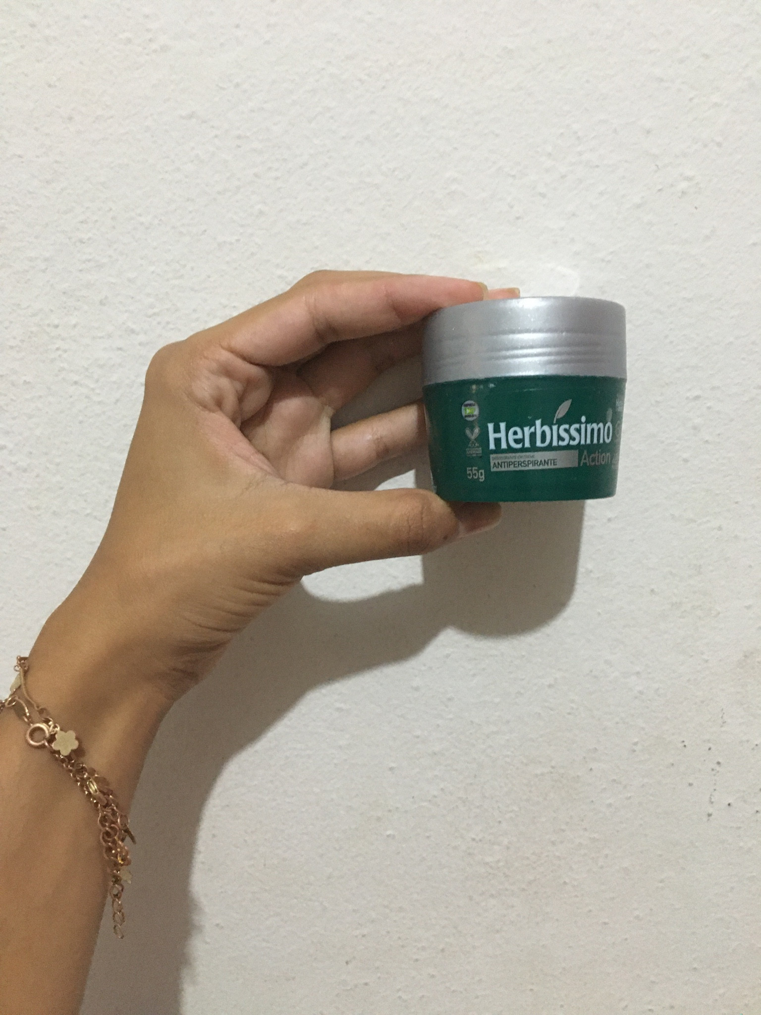 Oioi gente!! Estive sumidinha, mas já voltei. E é claro, com uma super dica para vocês!! 
Esse desodorante em pasta da Herbissimo é surreal de bom✨
A sua proteção dura bastante, cumpre o prometido de 48h✨
Pode suar sem medo que ele garante ✨
Não tem álcool em sua formulação, mantendo a hidratação da pele por 24h✨
Já usei outros bem mais caros, mas esse deixa eles no chinelo✨
Se você é daquelas pessoas que mesmo se lavando bem ainda fica um mal cheiro na axila, aqui está a opção perfeita para você✨
Não é testado em animais✨
Arrase sem medo✨

#LTKbrasil #LTKhome #LTKbeauty