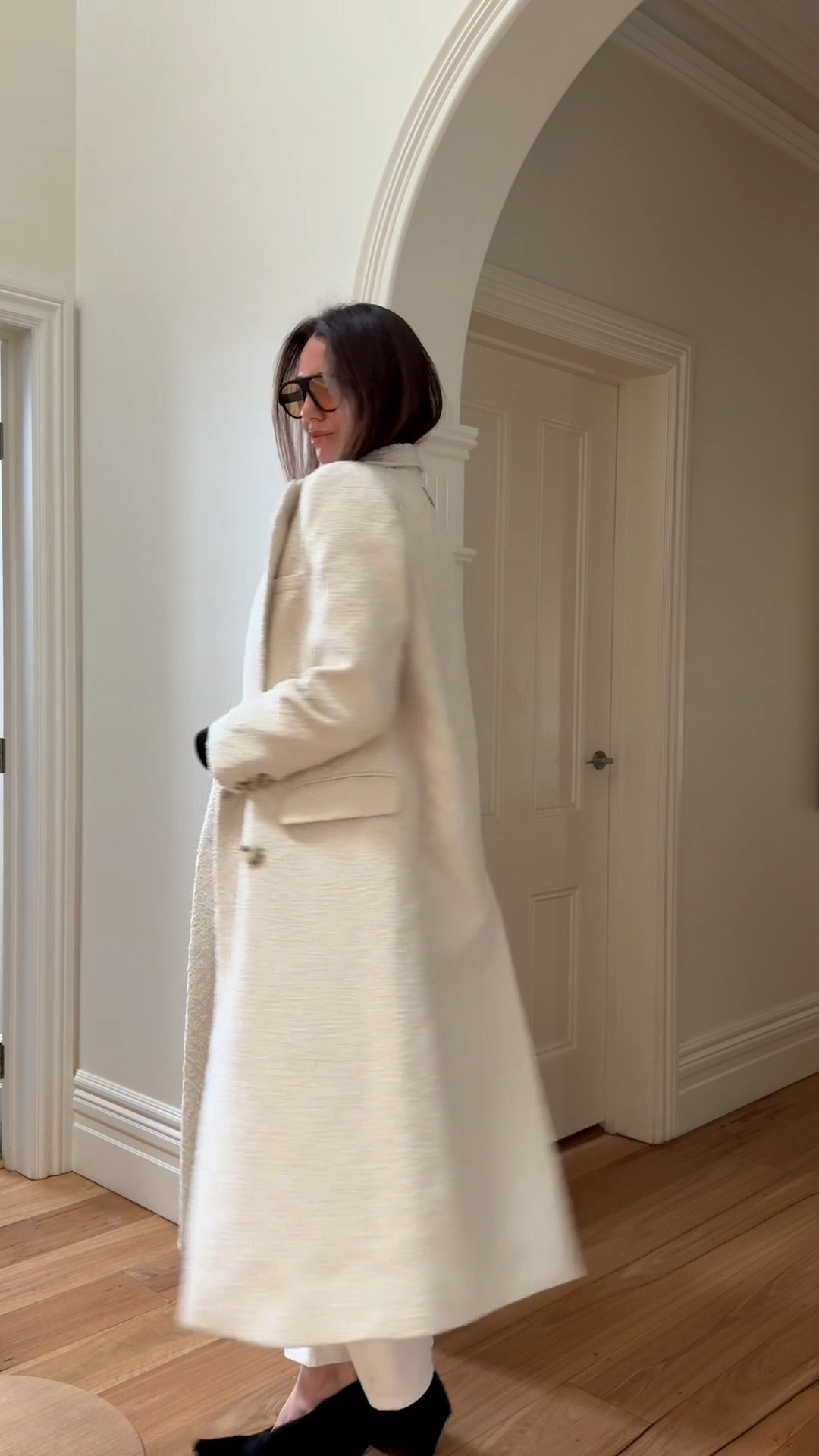 White coat 
White denim 
Black long sleeve top 
Black fluffy heels 

#LTKautumn #LTKaustralia