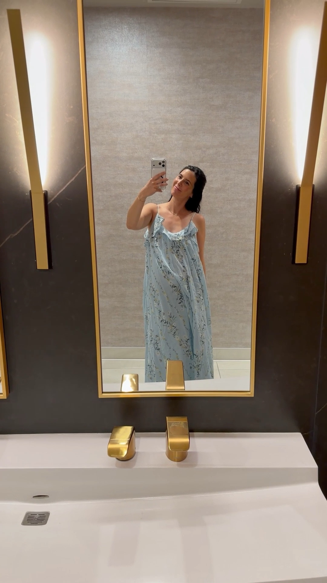 @VICI with all the fun and flowy spring dresses! 🌸

Size: small 