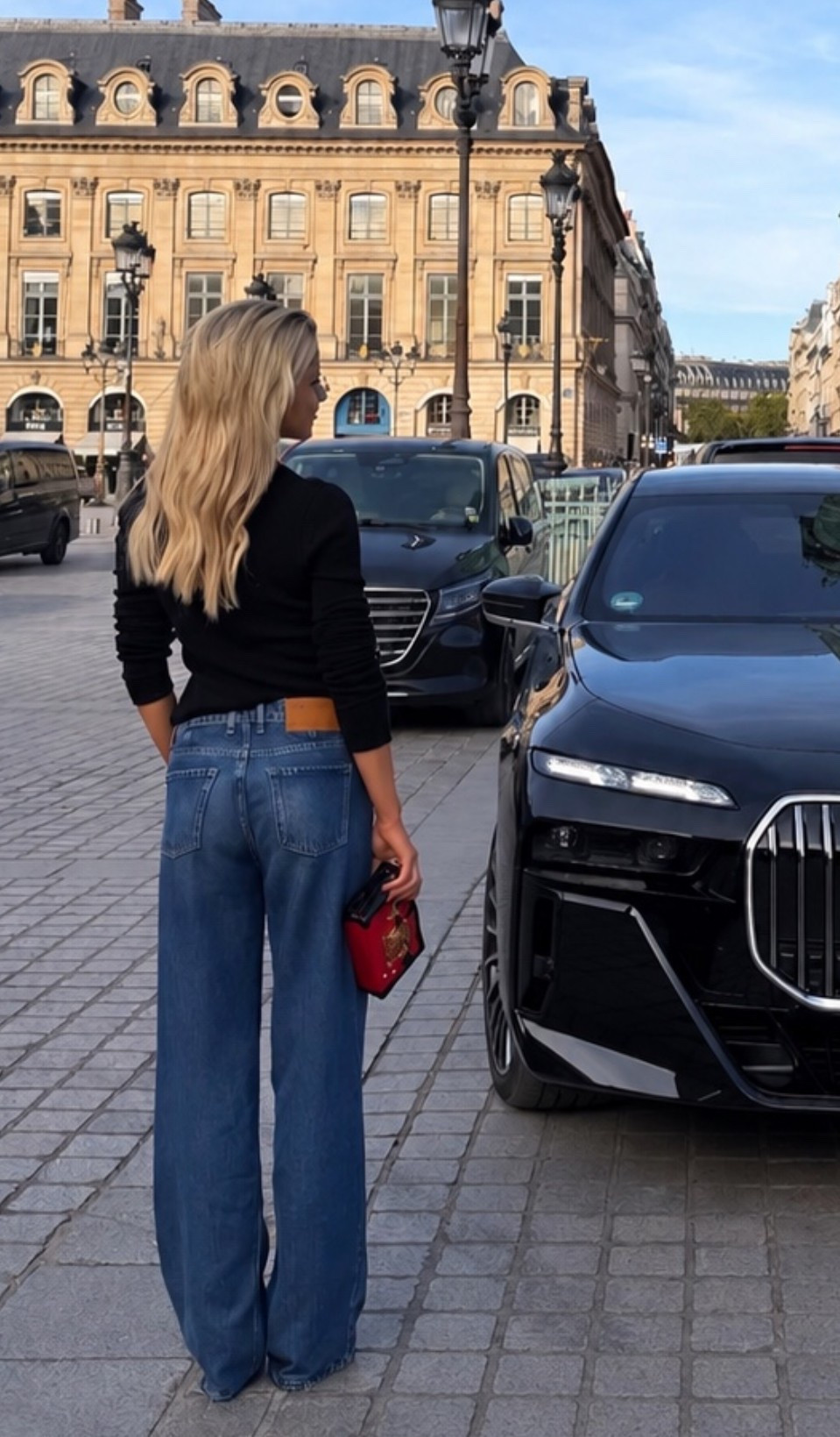 Gigi Hadid  new favorite jeans are MADE TO TRAVEL IN AND LIVE IN,  JEAN IS A WOMEN'S HIGH-RISE WIDE-LEG JEAN CUT FROM ULTRA-SOFT COTTON DENIM WITH A RELAXED FIT. WEAR THIS WIDE-LEG JEAN WITH EVERYTHING FROM KNITS TO TEES.