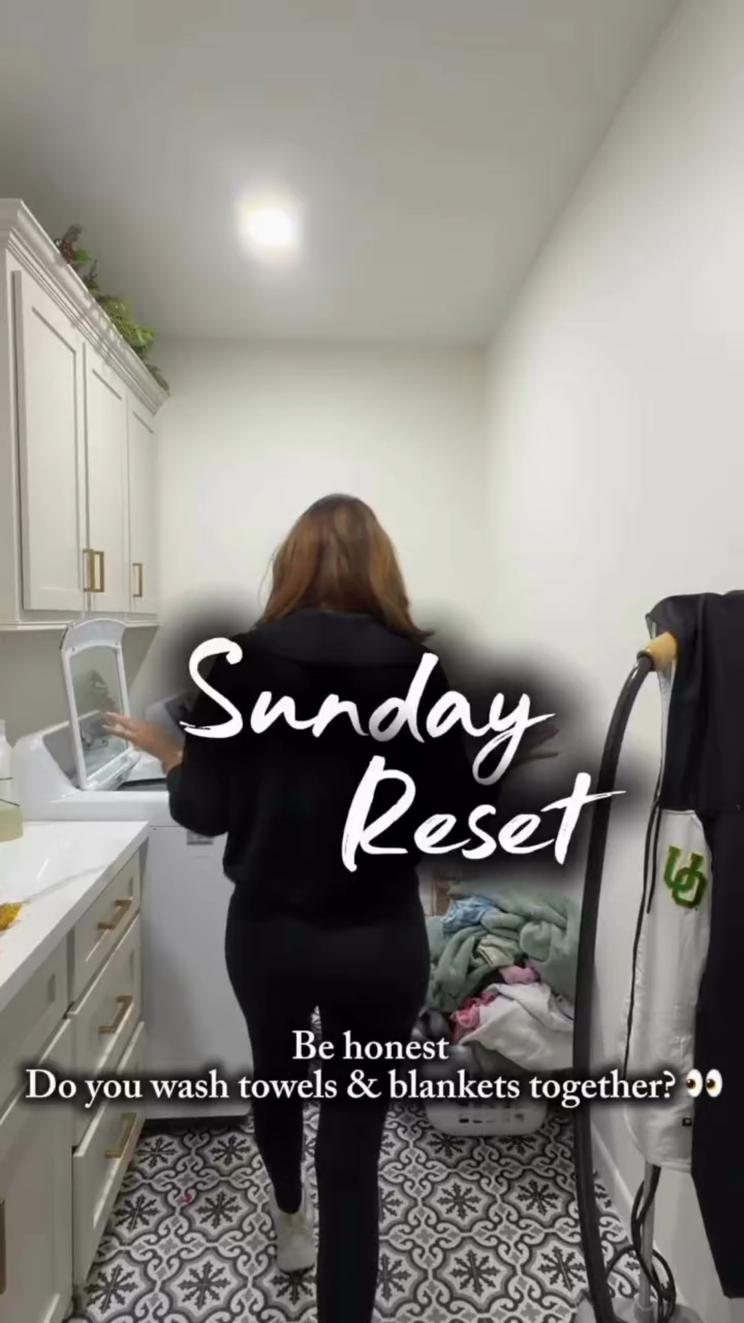 Be honest — do you wash towels and blankets together? 👀 Judgment-free zone.

Towels, robots, and tiny feet to the face — just another Sunday 😂

Sweater @spanx 
Leggings @lululemon 
Shoes @nikewomen 
Detergent @mollys_suds 
Nontoxic spray @corpuslab2024 

#cleanwithme #sundayreset #motherhood