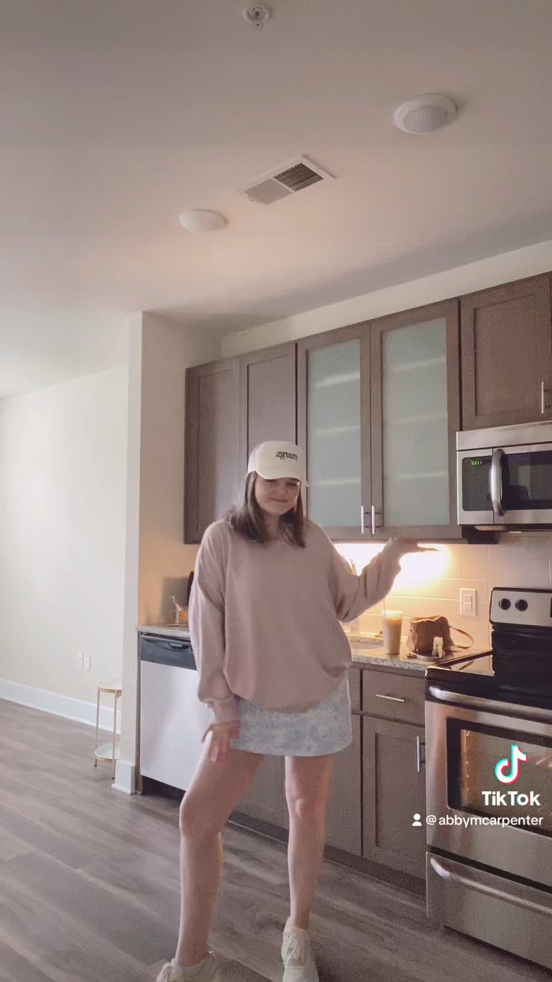 Seeing my new apartment for the first time!! Hat is Motel Margarita & sweatshirt is old Aerie!! Athleisure, Athletic dress, Antonio Melani, Trucker hat

#LTKfit