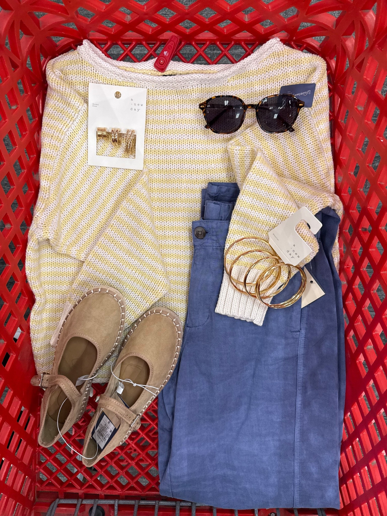 Dressed like a sunny afternoon 💛
