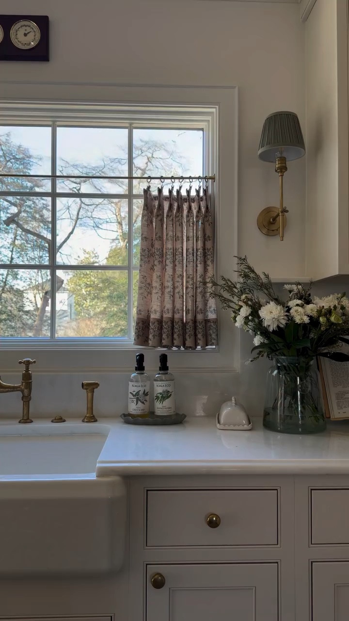 Truly the only bottles I’ll leave out. Not only for their aesthetic, but the clean ingredients too! Comment SHOP to snag ones of your own 🤍

#classichomedecor #koalaeco #cottagekitchen #kitchensink #kitchendecor