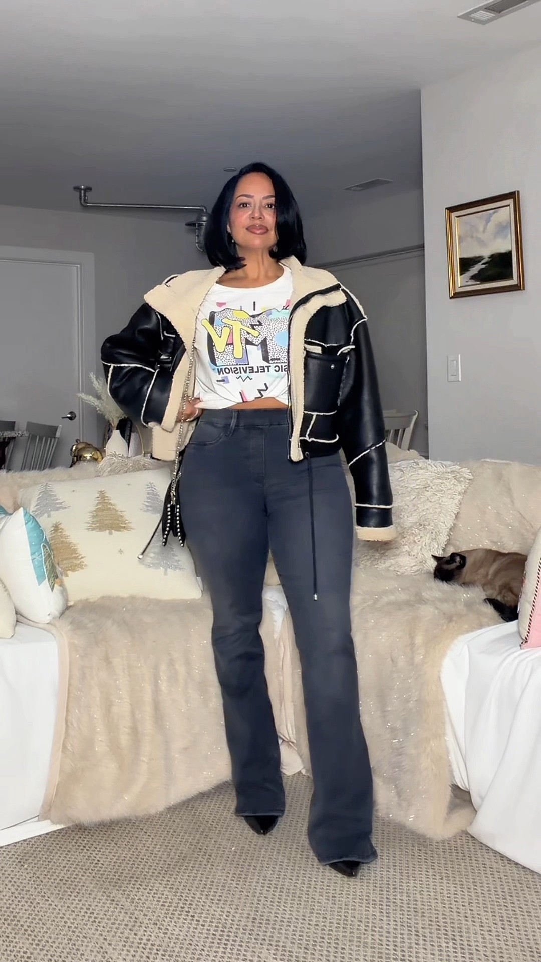 Casual night out outfit for fall ⚡️

jeans
millennial 
graphic tee 
Sherpa jacket 
fall outfit 
casual outfit 
boots #LTKStyleTip 

#LTKMidsize #LTKFindsUnder100