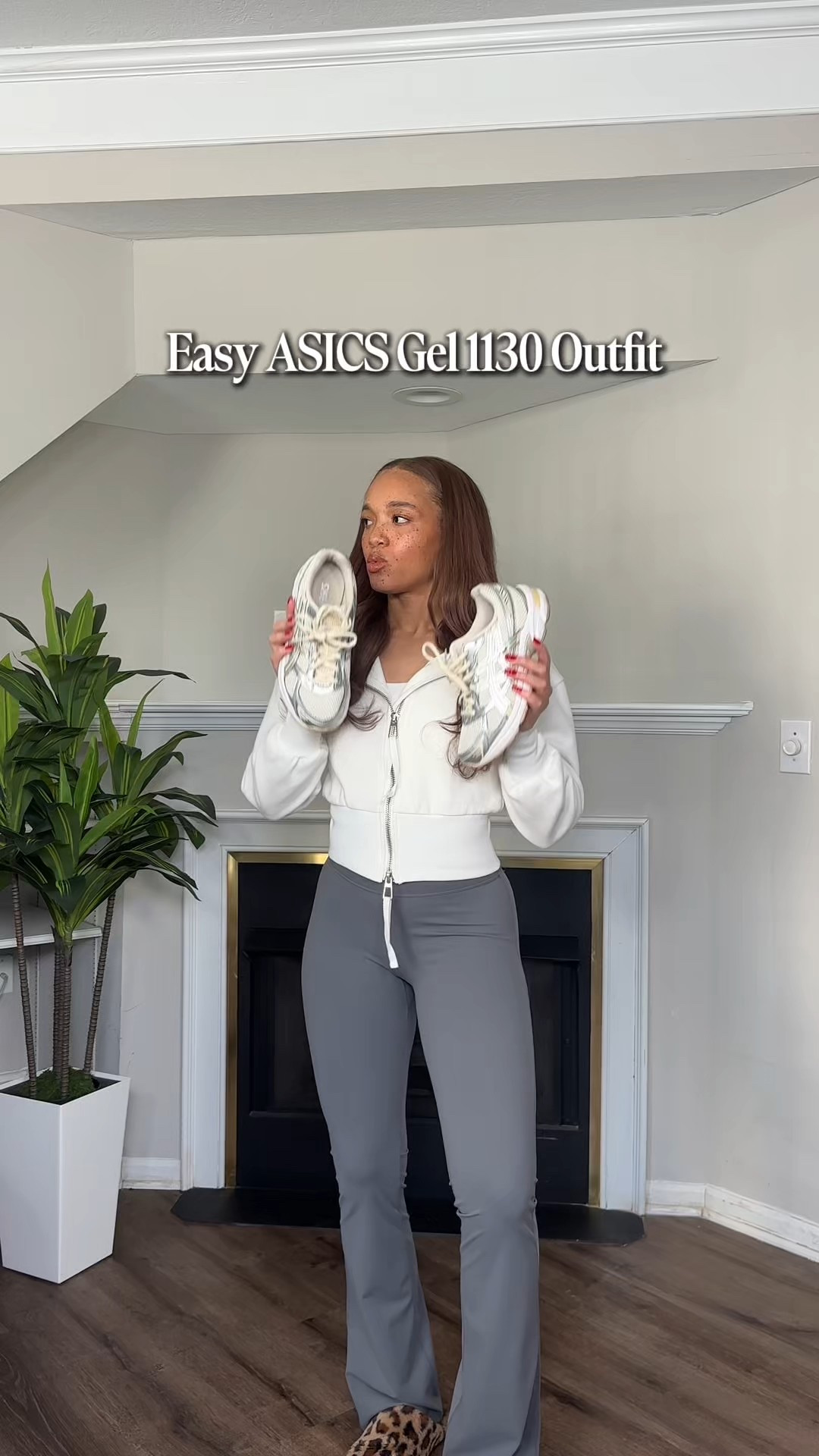 When comfort meets cute! You want sneakers that feel good and look good. This ASICS GEL 1130 outfit keeps things clean, neutral and effortless. Perfect for errands, travel days, or casual plans when you still want to book polish. Wearing size small 
