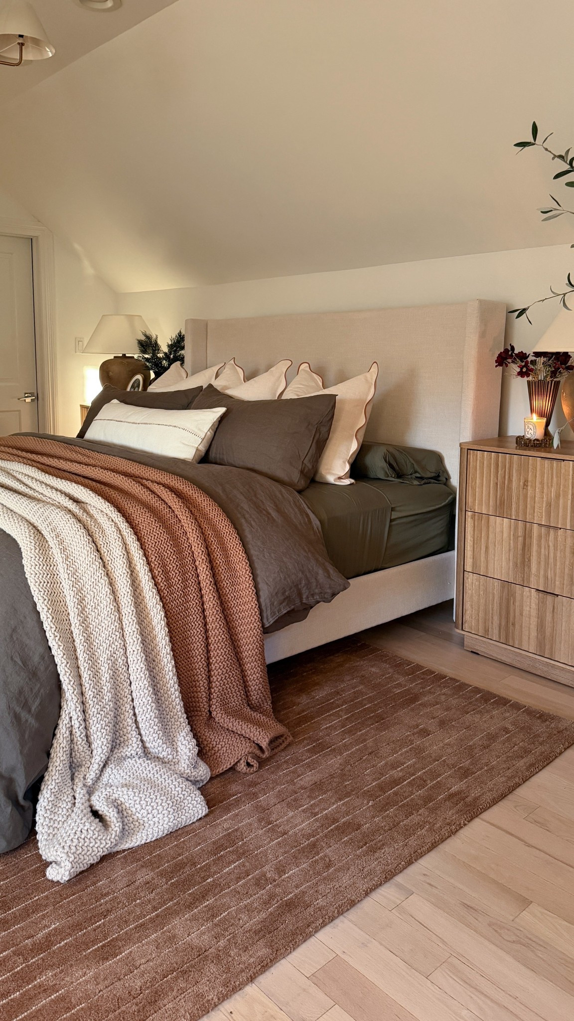 I’ve been getting so many questions about that chunky knit throw on my bed, so here are the exact one I used from Target. 🤍
I grabbed the king-size for that perfectly drapey, designer look… and I’m truly obsessed with how it falls over the edges. It’s soft, cozy, and makes the whole room feel warm + elevated without trying too hard. 🤎

chunky knit throw | bedroom styling | Target home finds | cozy bedding | designer look for less | neutral home decor | modern organic style