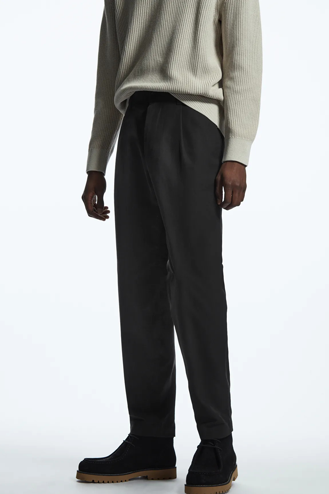 CHINOHOSE MIT FALTEN UND SCHMAL ZULAUFENDEM BEIN | COS (EU)