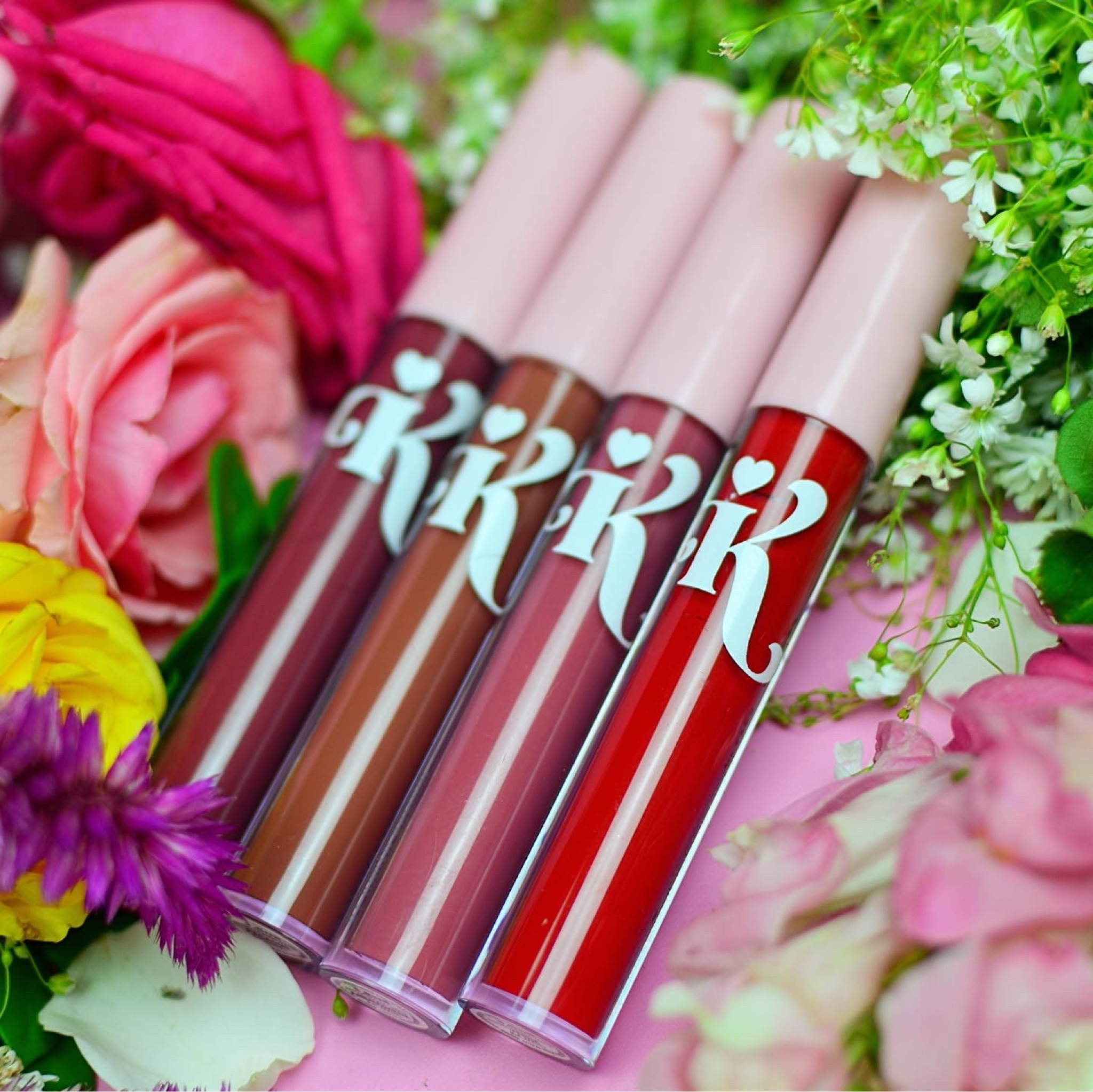 Batons Karen Bachini Beauty: Apesar de serem intitulados como batons matte, esqueçam o conceito de batom matte que nós temos do mercado nacional, pois essa versão é bem diferente disso. Os batons são numa espécie de acabamento soft matte aveludado, bem aveludado mesmo, pensados para serem usados tanto em cobertura total de batom, como esfumado nos lábios, dando apenas uma corzinha, e quero reforçar a textura aveludada aqui, pois dá super para aplica-lo só pra ter um ponto de cor, ou ir adicionando camadas e esfumando o produto. Ele é fácil de aplicar e esfumar, e sua textura se mantém bem confortável. Possui alta durabilidade, mas se faz necessário que os lábios estejam com a hidratação em dia, caso contrário, ele irá fixar e durar menos. Com os lábios hidratados, ele se torna do tipo que só sai com um demaquilante, portanto, não adianta só esfregar ou fazer atrito na pele, para remover o produto, você vai machucar a pele e não vai conseguir removê-lo. Para fazer essas fotos, por exemplo, precisei fazer uso de Cleansing Oil pra ir removendo e trocando os tons dos batons. 


#LTKbeauty #LTKbrasil