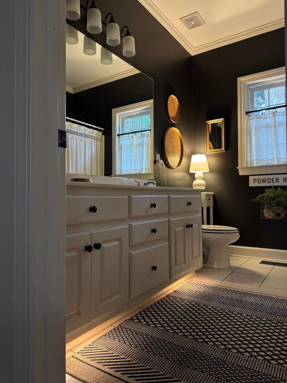 Easy to install under cabinet lights #ad #lowespartner
@loweshomeimprovement 

#LTKHome