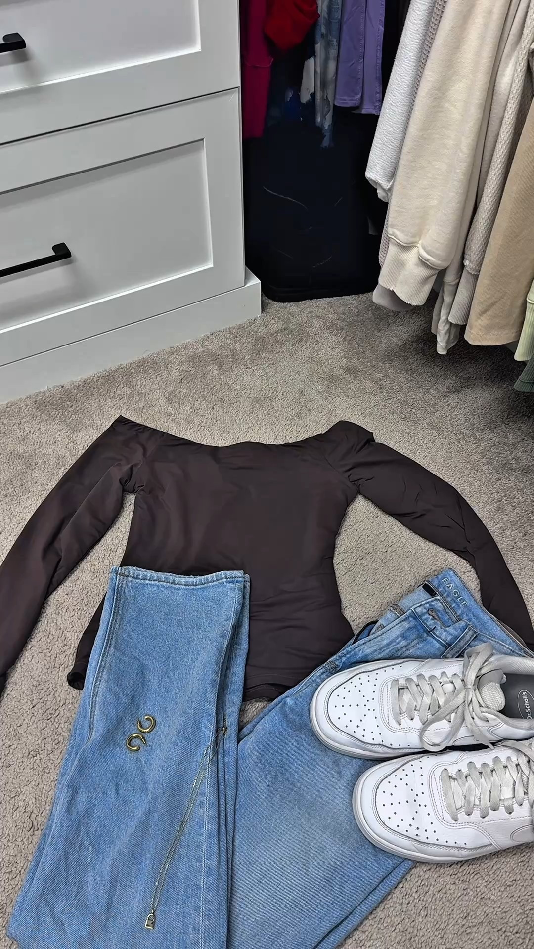 Weekend casual done right 🤎✨ Off the shoulder chic meets laid back denim and fresh white kicks 👟 Gold jewelry to pull it all together. Effortless and polished all at once 🫶🏼

#OOTD #FallStyleInspo #WeekendVibes #CasualChic #StreetStyle #EffortlessOutfits #MomJeansStyle #GoldDetails