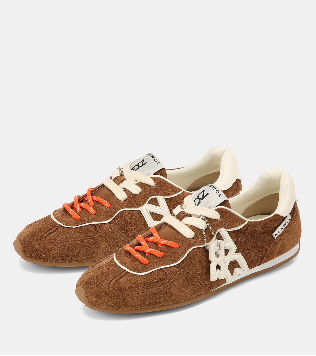 How amazing are these shoes! 
Mine are Nokwol but are sold out, so here are similar ones from Betts 🧡