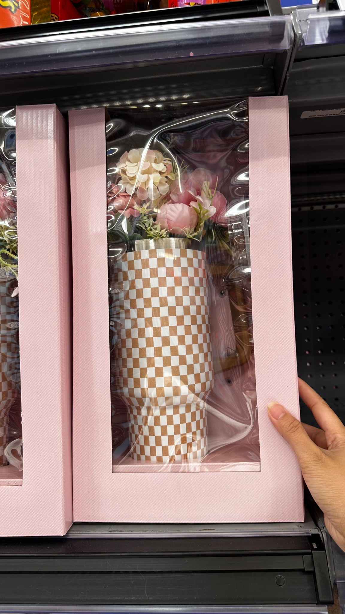Modern meets classic. This checkerboard print is a total shelf-stealer! 🏁🌸
: #HomeDecor #Checkerboard #StyleInspo

#LTKSeasonal #LTKMothersDay