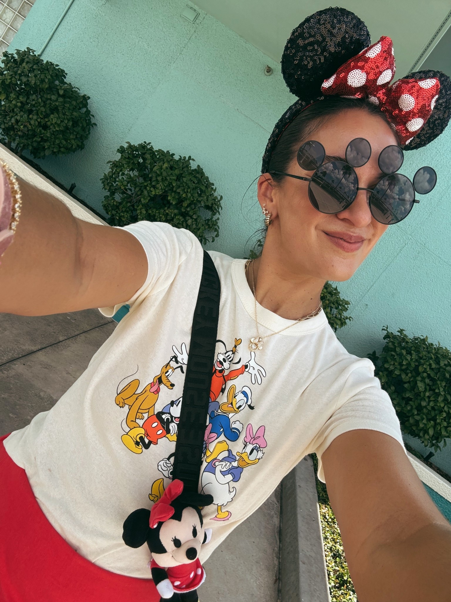 Disney outfit 
Disney mom 