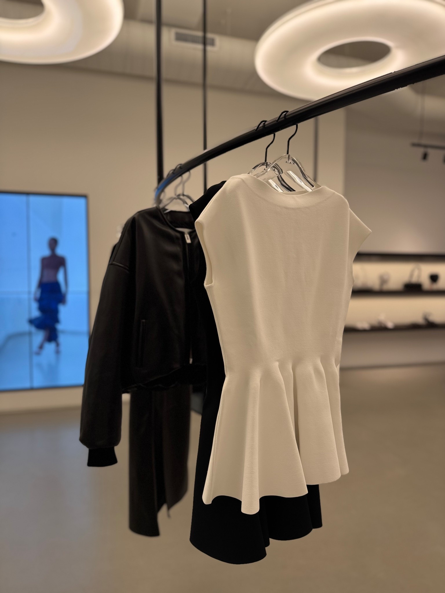 Peplum top 🤍🔗

#peplumtop #peplumdress #white #SS25 #springessentials #springlook #springoutfit #whitetop #alaia 

#LTKspring #LTKsummer #LTKluxury