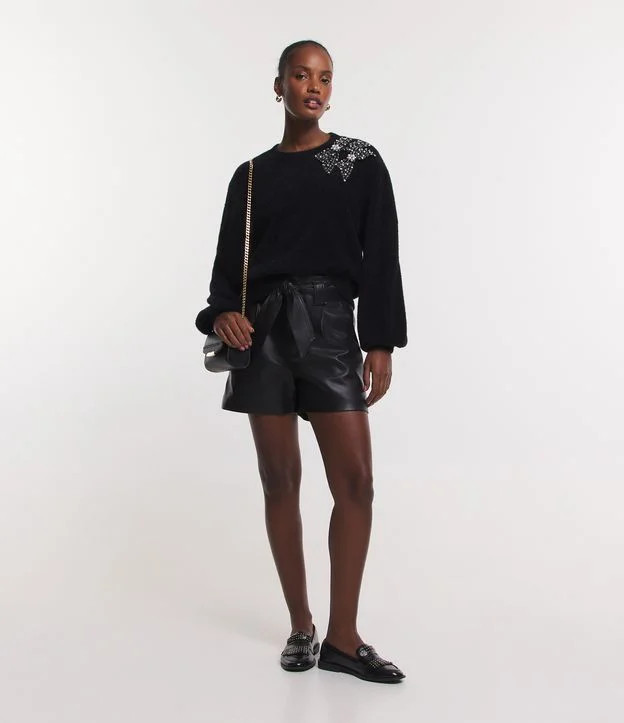 Suéter em Tricô com Laços Brilhantes Aplicados no Ombro Preto | Renner (BR)