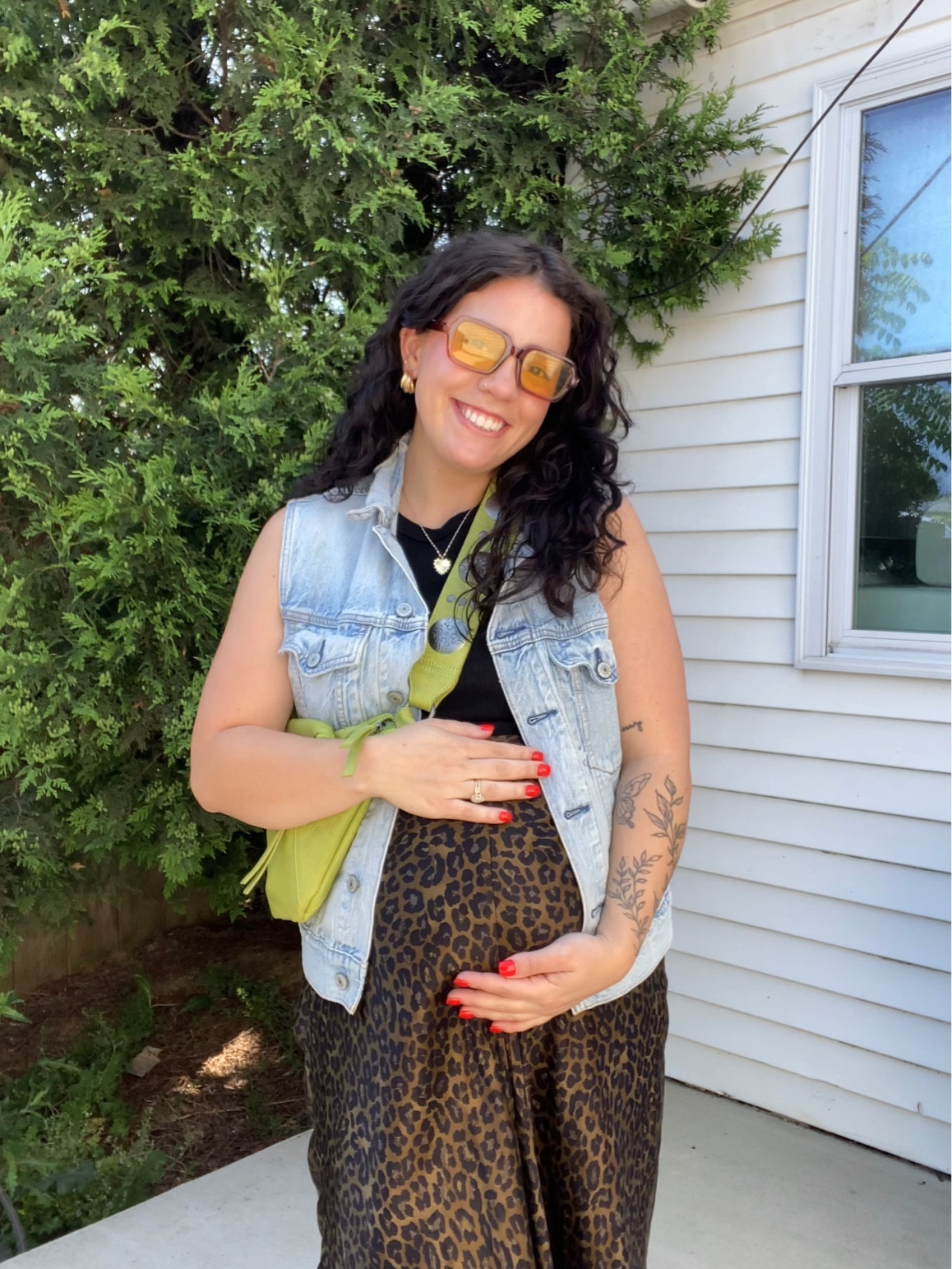 I’ve been loving a good pop of color + this Wilder Sling from Free People is perfect! ⚡️ Whole outfit is secondhand, but linking similar pieces!