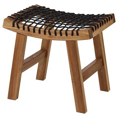 Dieser Hocker für den Außenbereich mit abgerundeter Sitzfläche besteht aus robustem Akazienholz und  | IKEA (DE)