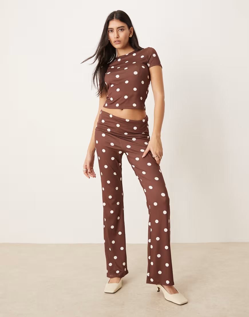 Pantalones marrones de corte acampanado con estampado de lunares de ASOS DESIGN (parte de un conjunto)-Marrón | ASOS (Global)
