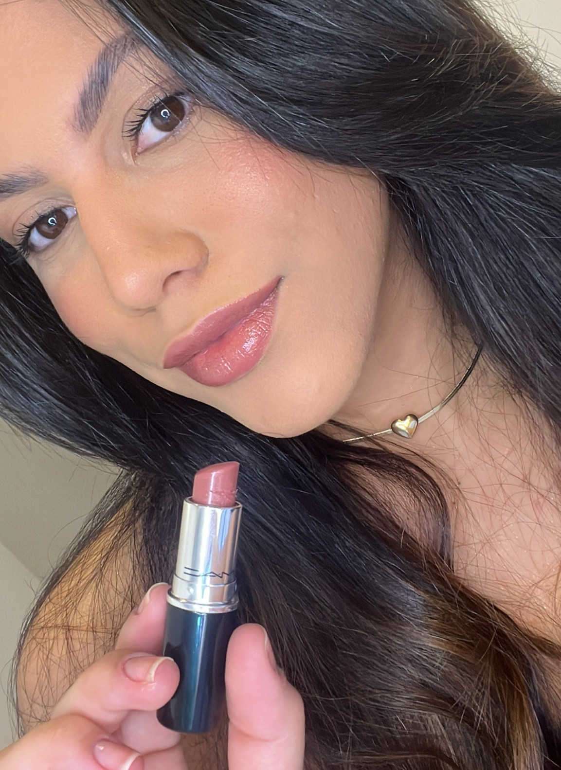 Esse tem sido meu batom favorito, tem acabamento hidratante e é super confortável! 
COR: HUG ME 
CUPOM: REWARDSTYLE15 -15%off na primeira compra MAC! 


#LTKbrasil #LTKbeauty