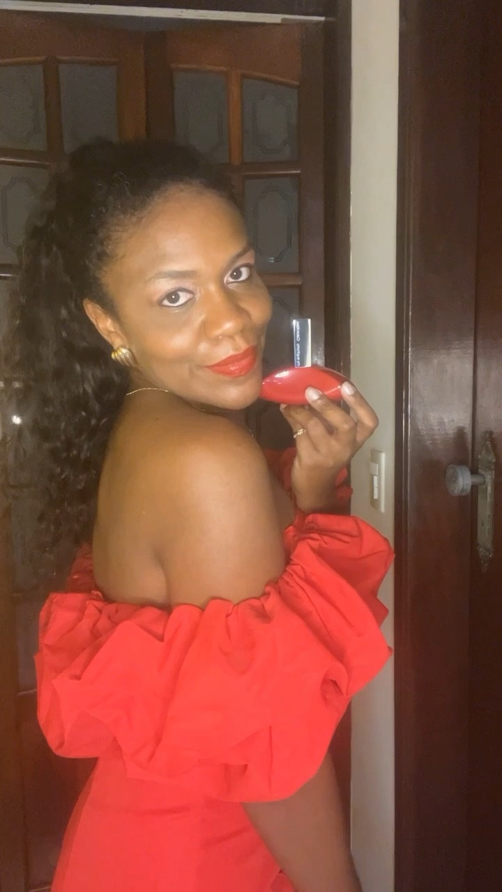  Apresento para vocês o irresistível MY EUPHORIA de @calvinklein ❤️🤌🏾

 Ambarado floral com notas de orquídea Flambe doce e picante e groselha negra.

 Explosão de sensualidade em uma fragrância irresistível e viciante literalmente! 

 VOCÊ VAI SE APAIXONAR! ✨

Pov: você rebeceu o lançamento de Calvin Klein?! 

Sim 😍

#garimpodakelly #myeuphoria #calvinklein #belezanaweb #ltkcreator 