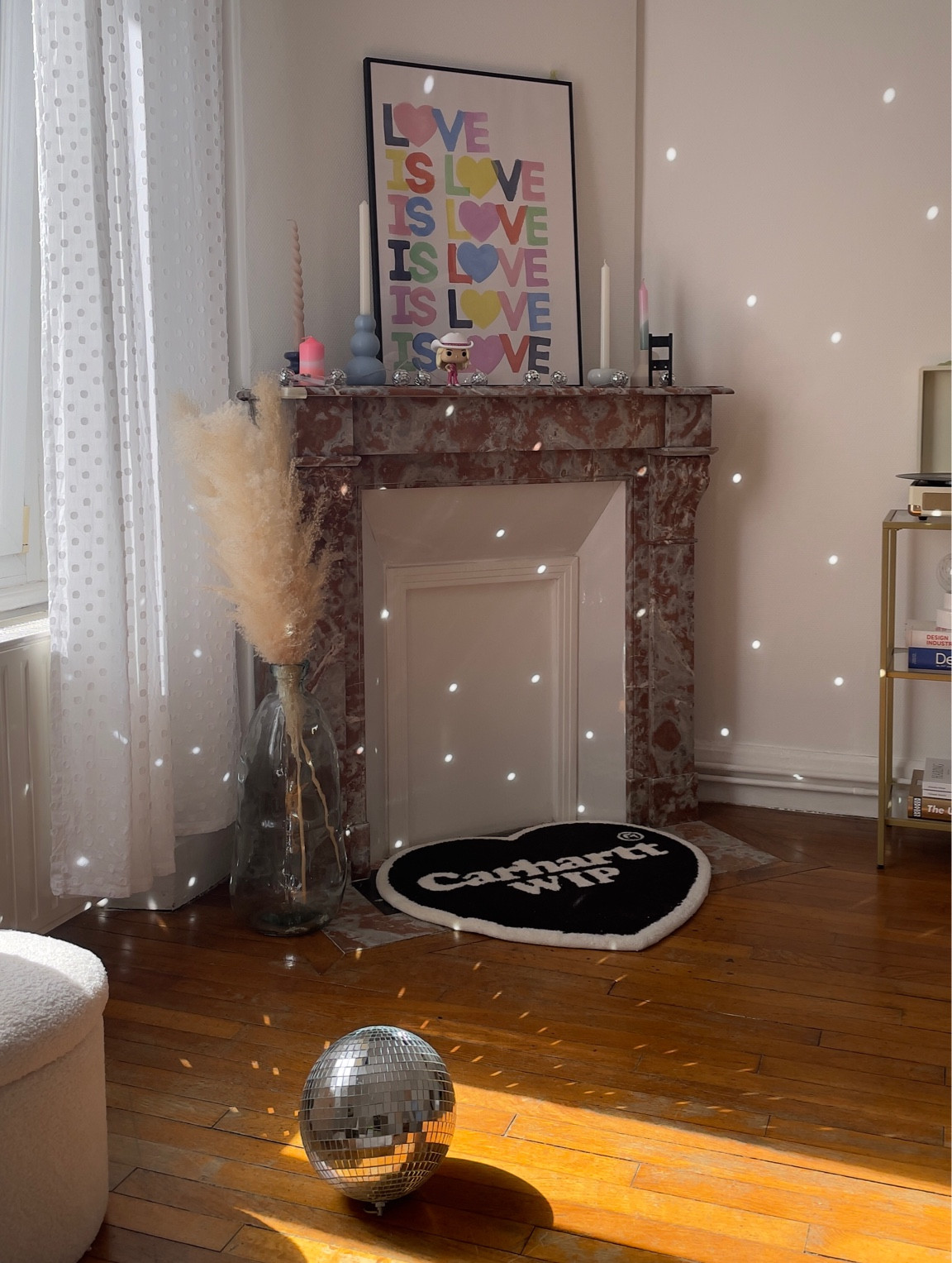 Déco moderne du séjour appartement ancien avec cheminée. Boule à facettes, jarre, bougie et affiche décore la pièce 

#LTKhome