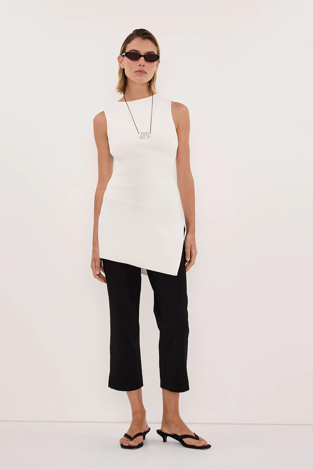 CLEO WHITE SLEEVELESS LONGLINE KNIT TOP | DISSH